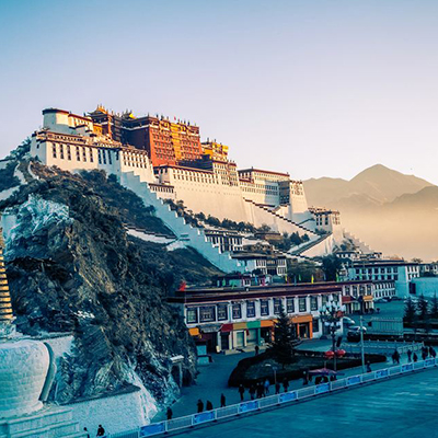 Exploring Potala Palace: Monks’ Life, Pilgrimage Journeys, and Sacred Spaces
